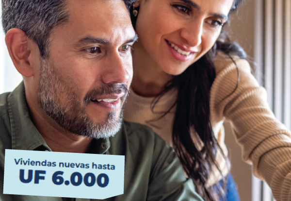 Pareja revisando el subsidio a la tasa para viviendas nuevas de hasta UF 6.000