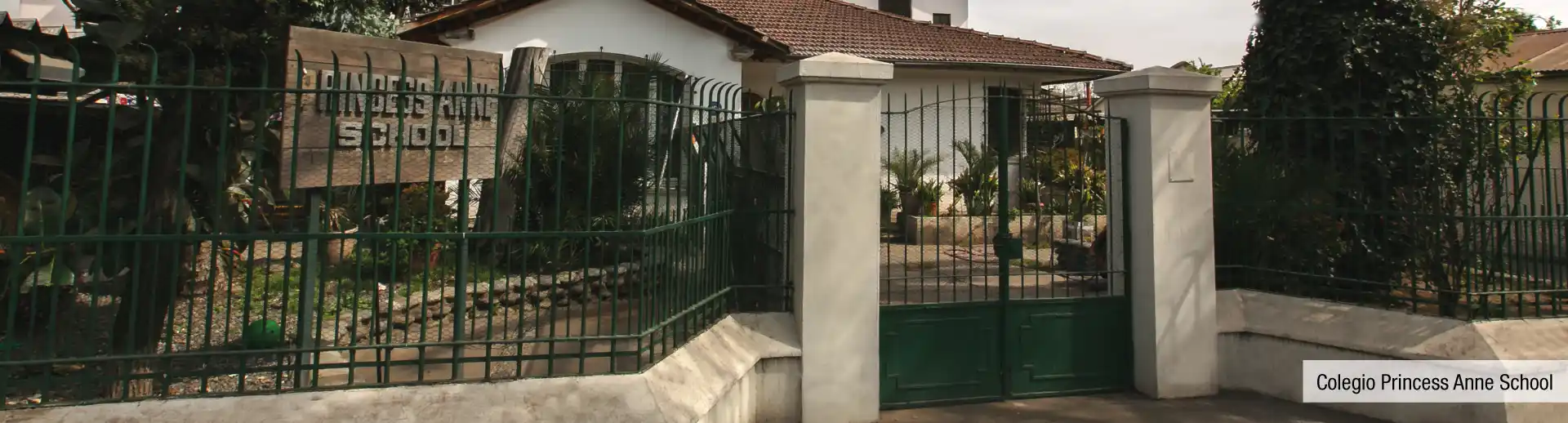 Colegio Princess Anne School cercano a Edificio Santa Corina en La Cisterna, mostrando su fachada y acceso principal.