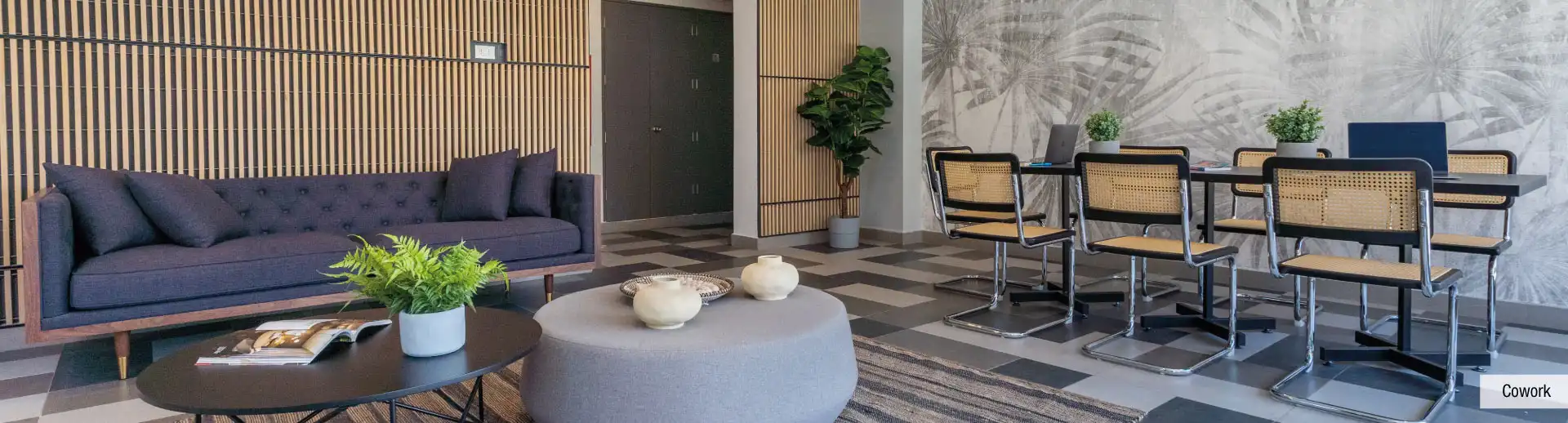 Moderno salón cowork en Edificio Briones Luco, La Cisterna, diseñado para estudiar o trabajar.