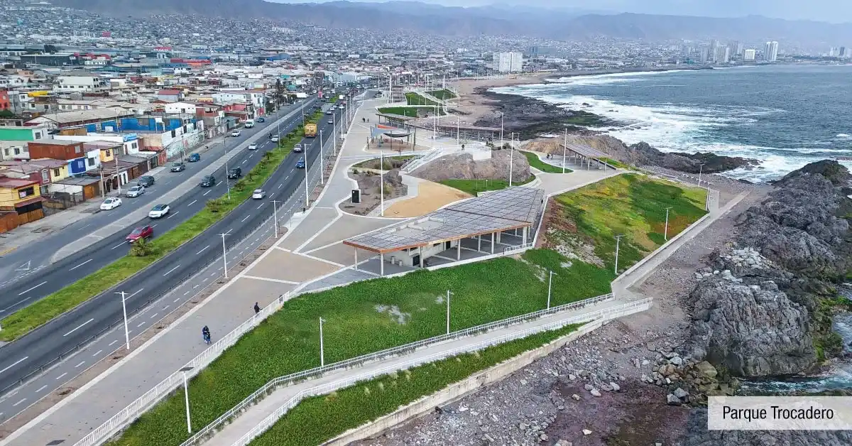 Borde costero en Parque Trocadero cercano a Condominio Trocadero en Antofagasta, con áreas de recreo.