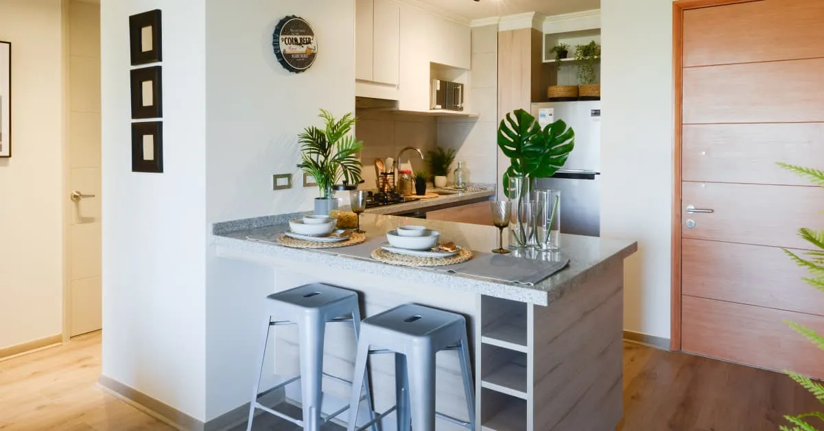 Cocina integrada con encimera a gas y piso vinílico en Condominio Alto Marañón 3.