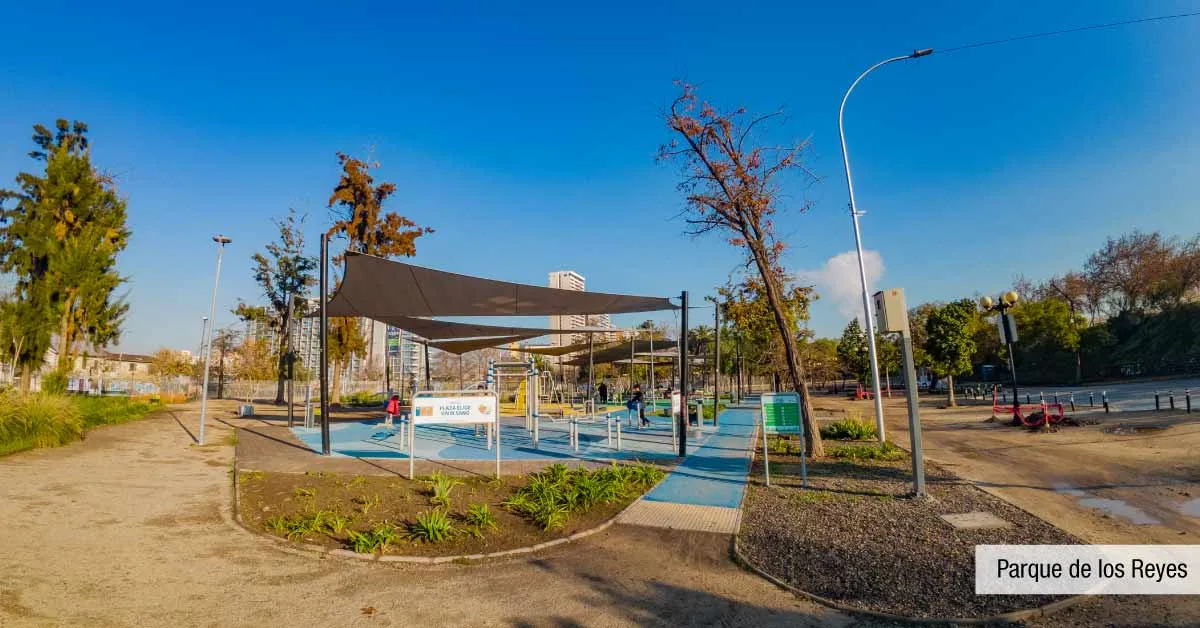 Zonas de ejercicio en Parque de los Reyes junto a Edificio Pedro de la Barra en Santiago Centro.