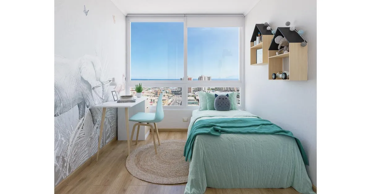 Dormitorio infantil de Condominio Trocadero en Antofagasta, destacando su piso vinílico SPC y gran iluminación.