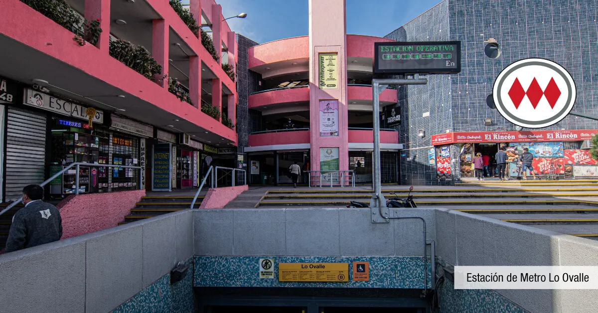 Estación Metro Lo Ovalle cercana a Edificio Briones Luco en La Cisterna, destacando transporte.