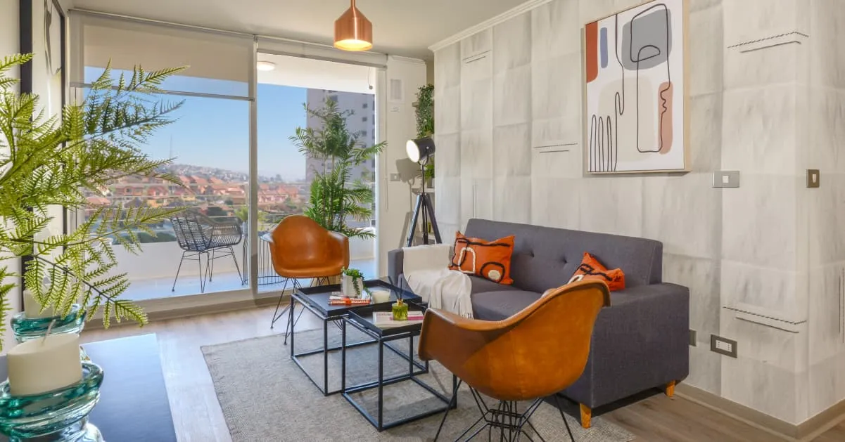 Acogedor estar con salida a terraza y piso gres porcelánico en Condominio Alto Marañón 3.