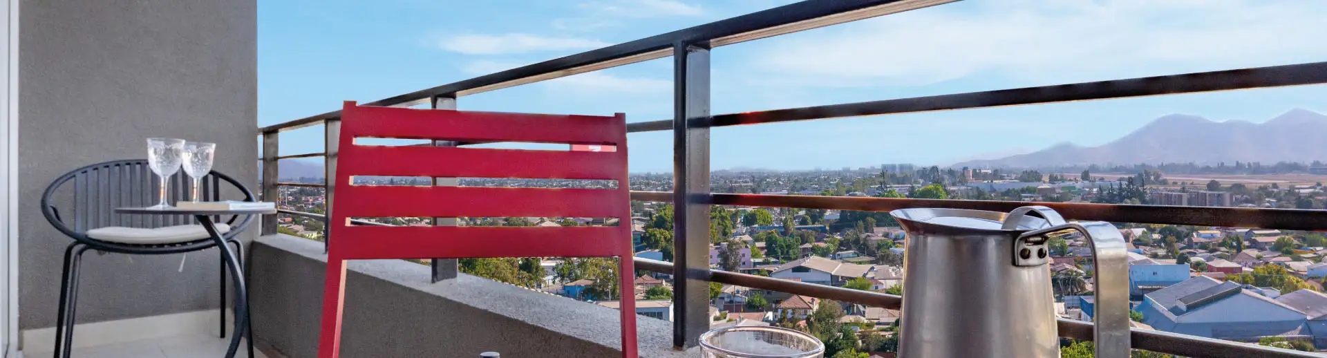 Terraza de Condominio Parque del Sur en La Cisterna, destacando su piso de gres porcelánico.