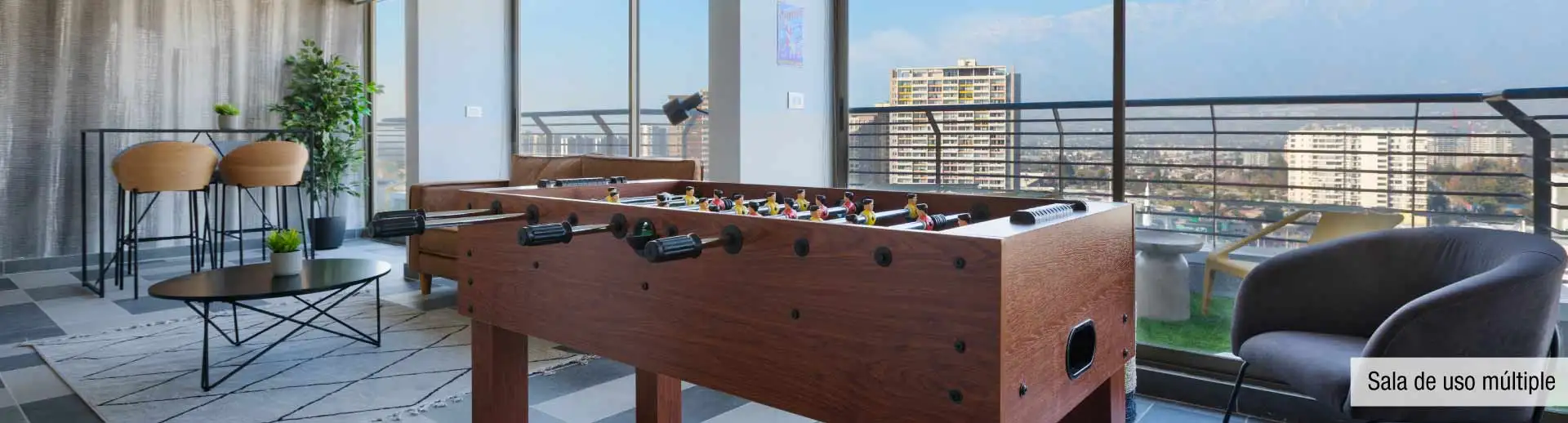 Sala de uso múltiple con juegos y vista panorámica en áreas comunes de Edificio Lía Aguirre, La Florida.