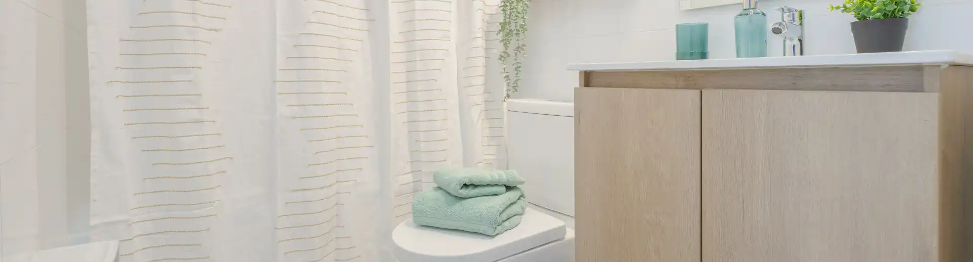 Moderno baño en Edificio Briones Luco, La Cisterna, destacando cerámicas y cubierta de loza vítrea.