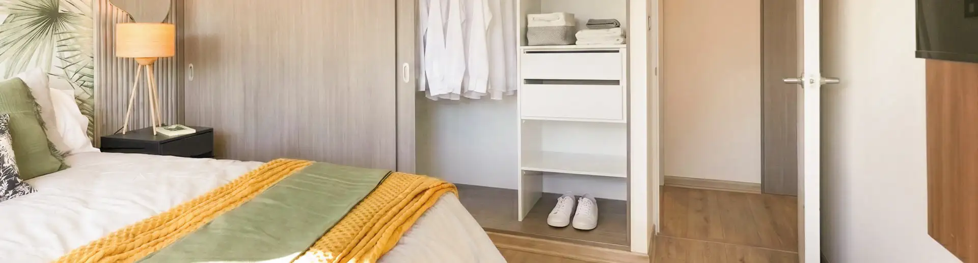 Clóset de dormitorio principal de Edificio Pedro de la Barra en Santiago Centro, con piso vinílico SPC.