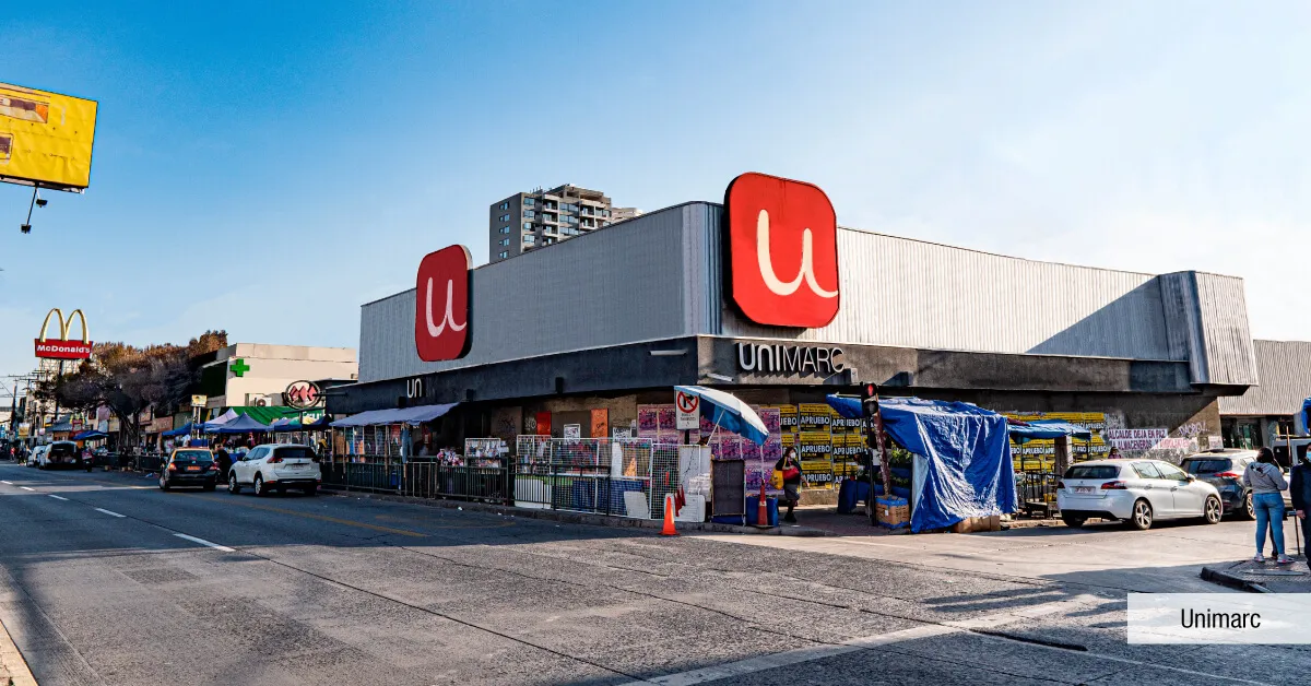 Supermercado Unimarc cerca de Edificio Briones Luco en La Cisterna, abastecimiento a pasos.