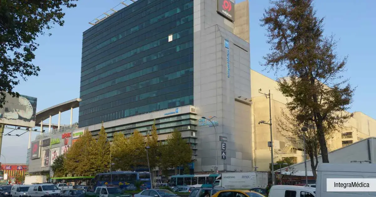 Centro médico Integramédica, acceso a servicios de salud cerca de Condominio Francisco Zelada.
