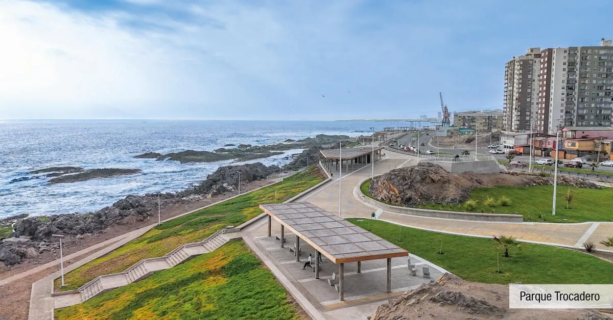 Parque Trocadero cercano a Condominio Trocadero en Antofagasta, destacando paseos costeros y áreas verdes frente al mar.