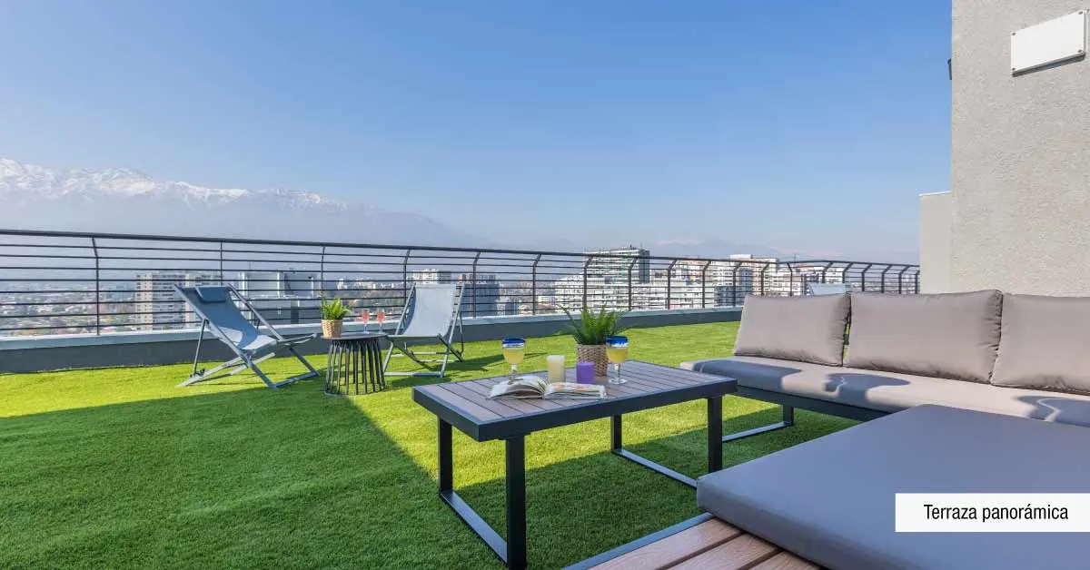 Sofás en terraza panorámica con vista a la cordillera en Edificio Lía Aguirre, La Florida.