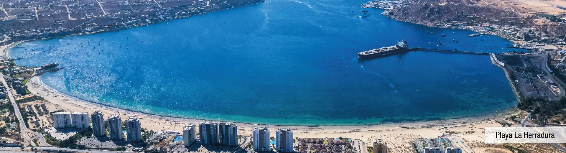 Vista aérea de la bahía Playa La Herradura cerca de Condominio Jesús Rivera 3, Coquimbo.