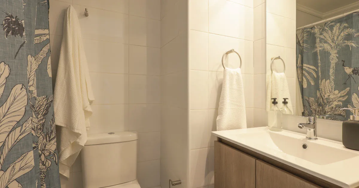 Moderno baño de Edificio Pedro de la Barra en Santiago Centro, mostrando su piso gres porcelánico.