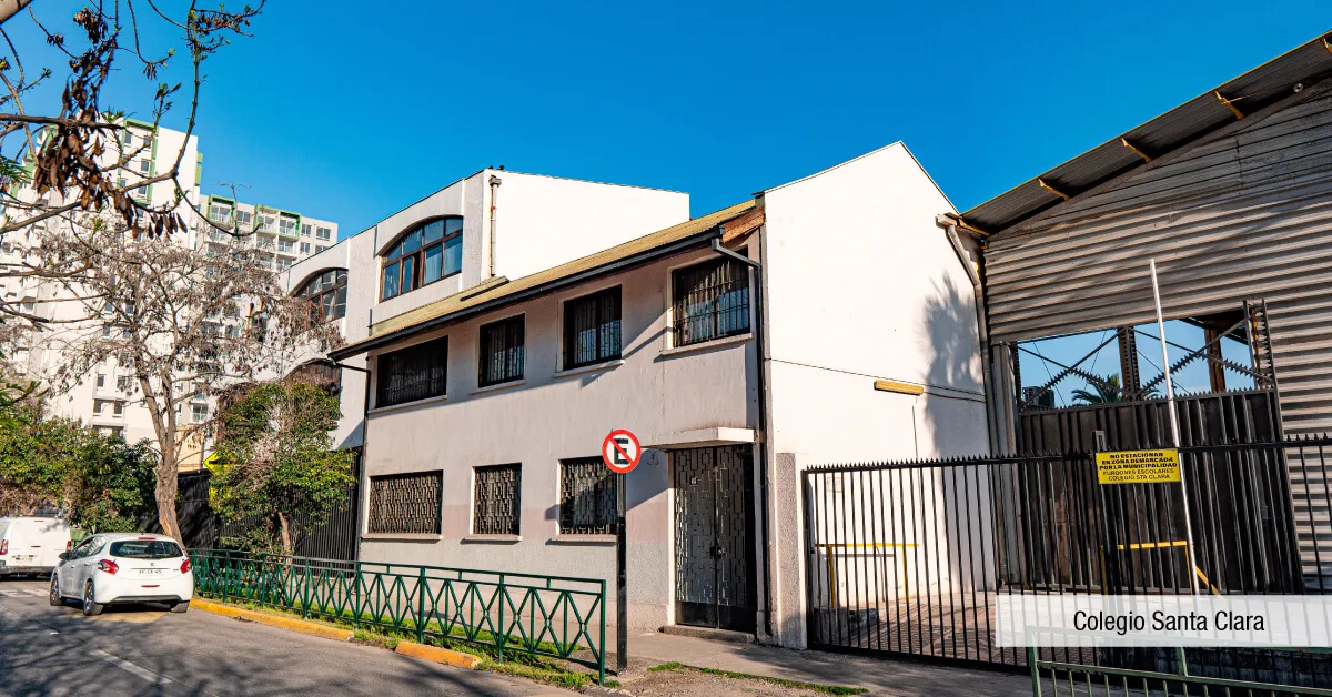 Colegio Santa Clara cerca de Edificio Briones Luco en La Cisterna, destacando la red educativa local.