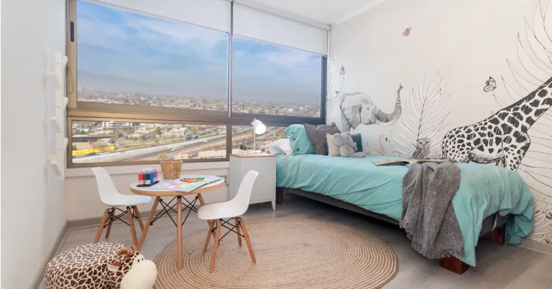 Dormitorio infantil con piso vinílico SPC y gran vista en Edificio Lía Aguirre, La Florida.