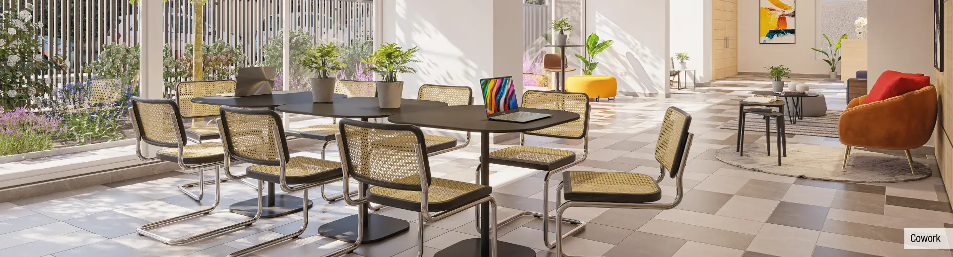 Mesa de trabajo en Cowork de Edificio Santa Corina, La Cisterna, destacando su excelente iluminación.