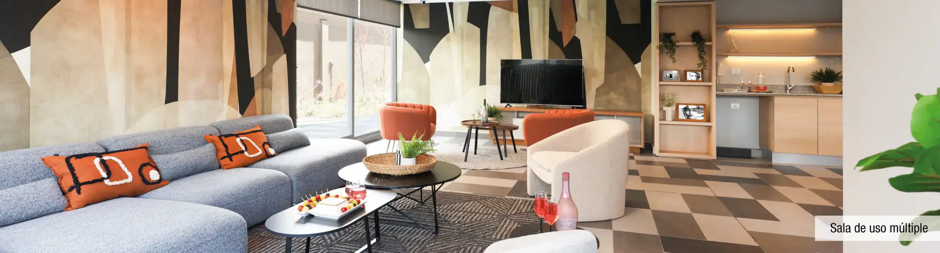 Sala de uso múltiple equipada en Condominio Parque del Sur, La Cisterna, mostrando moderno estar.
