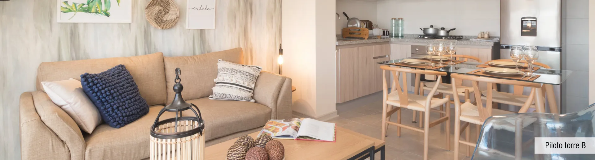 Estar y cocina integrada con piso vinílico SPC en Condominio Parque Marañón, Viña del Mar.