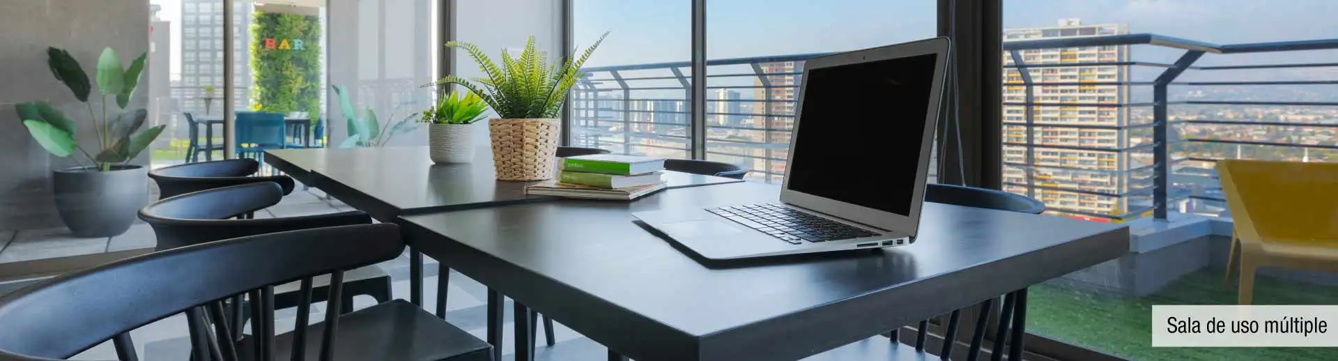 Cómoda sala de uso múltiple ideal para cowork en el moderno Edificio Lía Aguirre de La Florida.