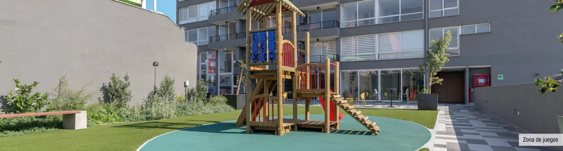 Zona de juegos infantiles al aire libre en Edificio Briones Luco, La Cisterna, ideal para la familia.