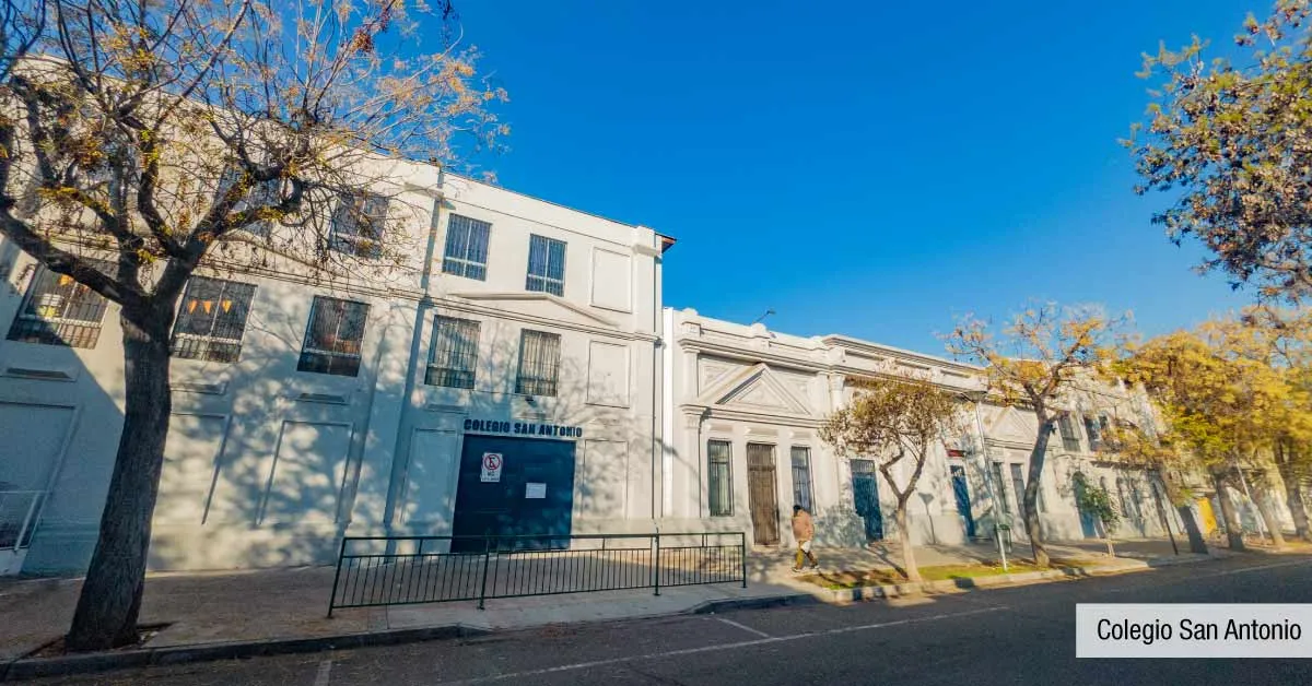 Colegio San Antonio cerca de Edificio Pedro de la Barra en Santiago Centro, mostrando red educativa.