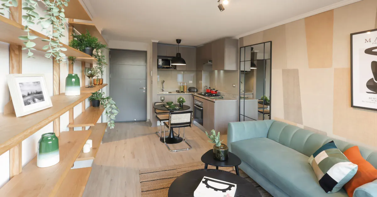 Amplio living piloto de Edificio Pedro de la Barra en Santiago Centro, con piso vinílico SPC.