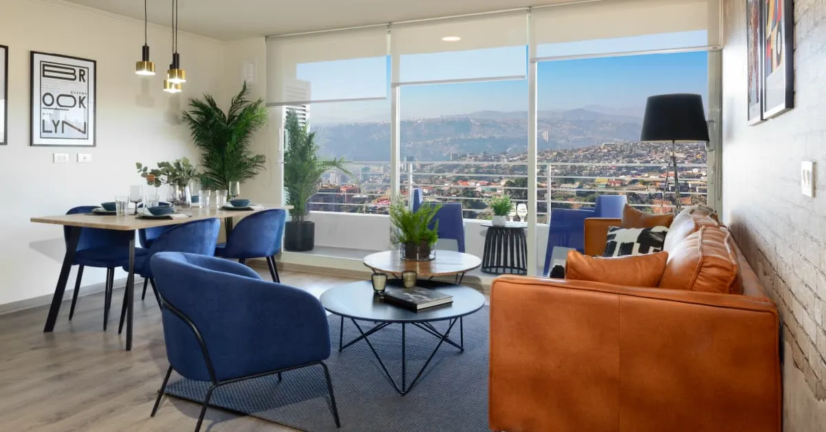 Luminoso estar comedor con excelente vista desde terraza en Condominio Alto Marañón 3.
