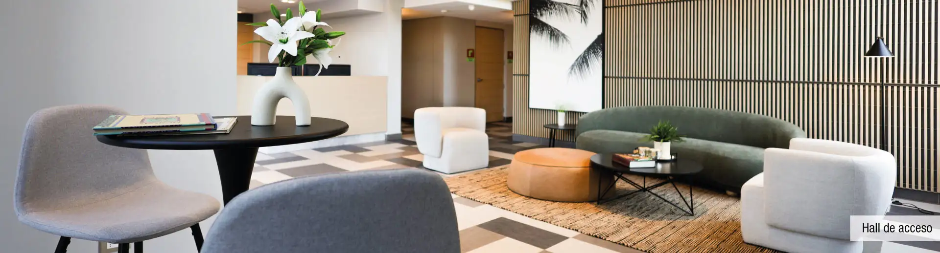 Elegante hall de acceso en Condominio Parque del Sur, La Cisterna, destacando su moderno diseño.