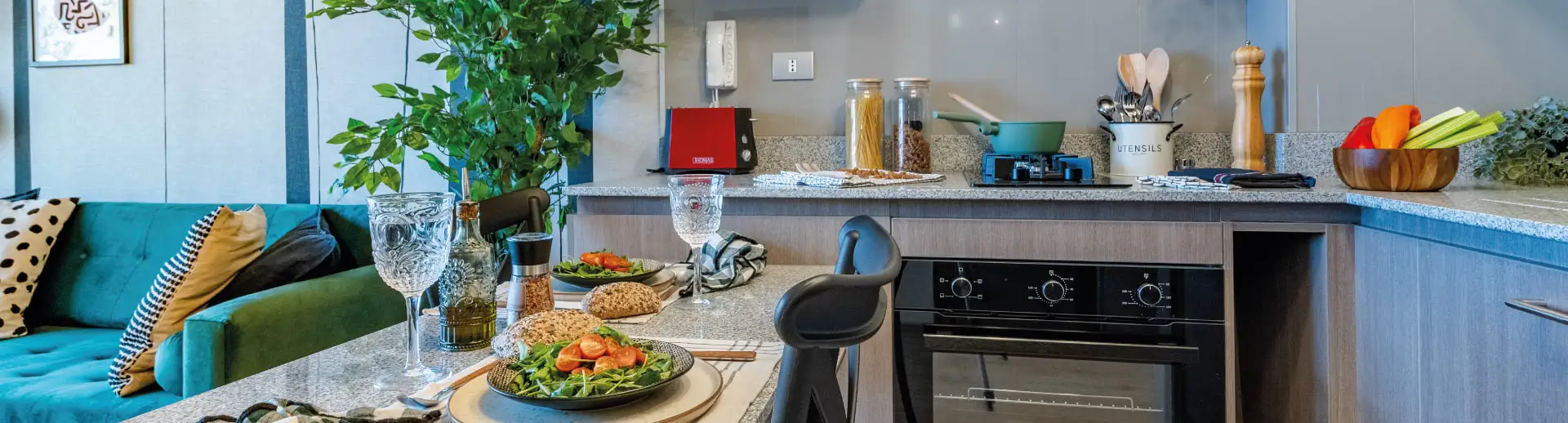 Cocina de Condominio Parque del Sur en La Cisterna, equipada con horno eléctrico y encimera.