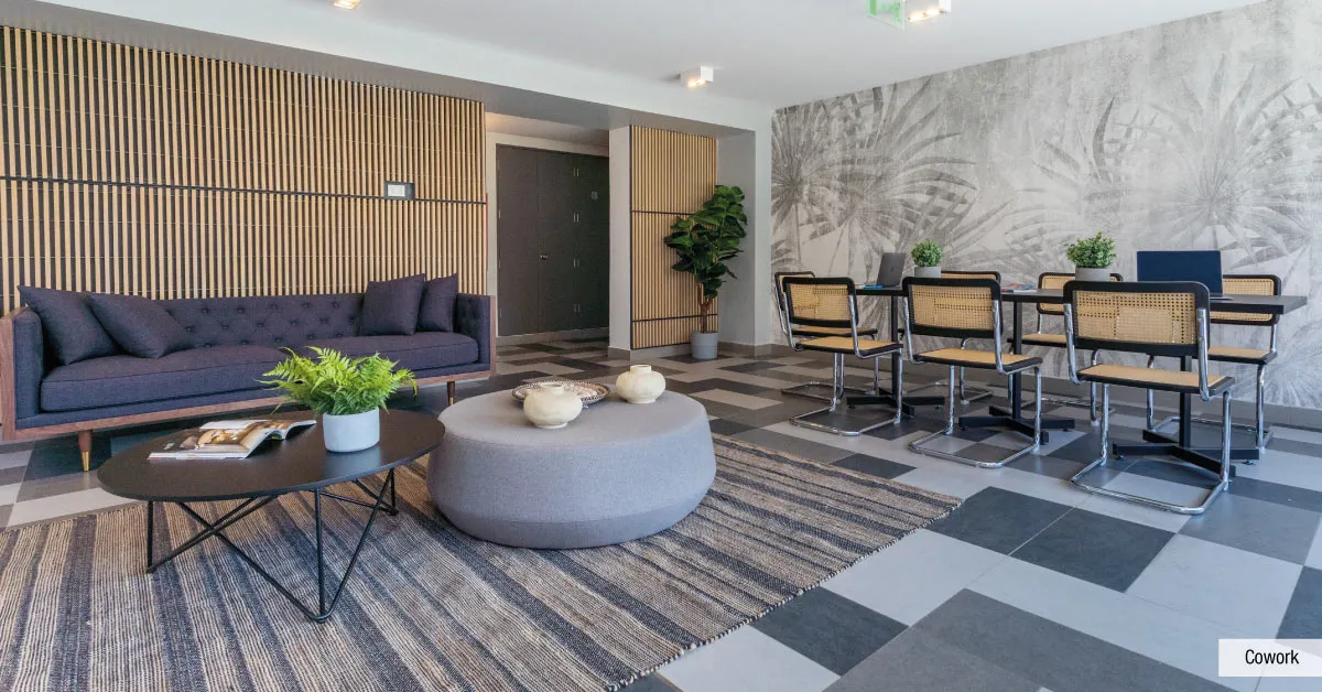 Moderno salón cowork en Edificio Briones Luco, La Cisterna, diseñado para estudiar o trabajar.