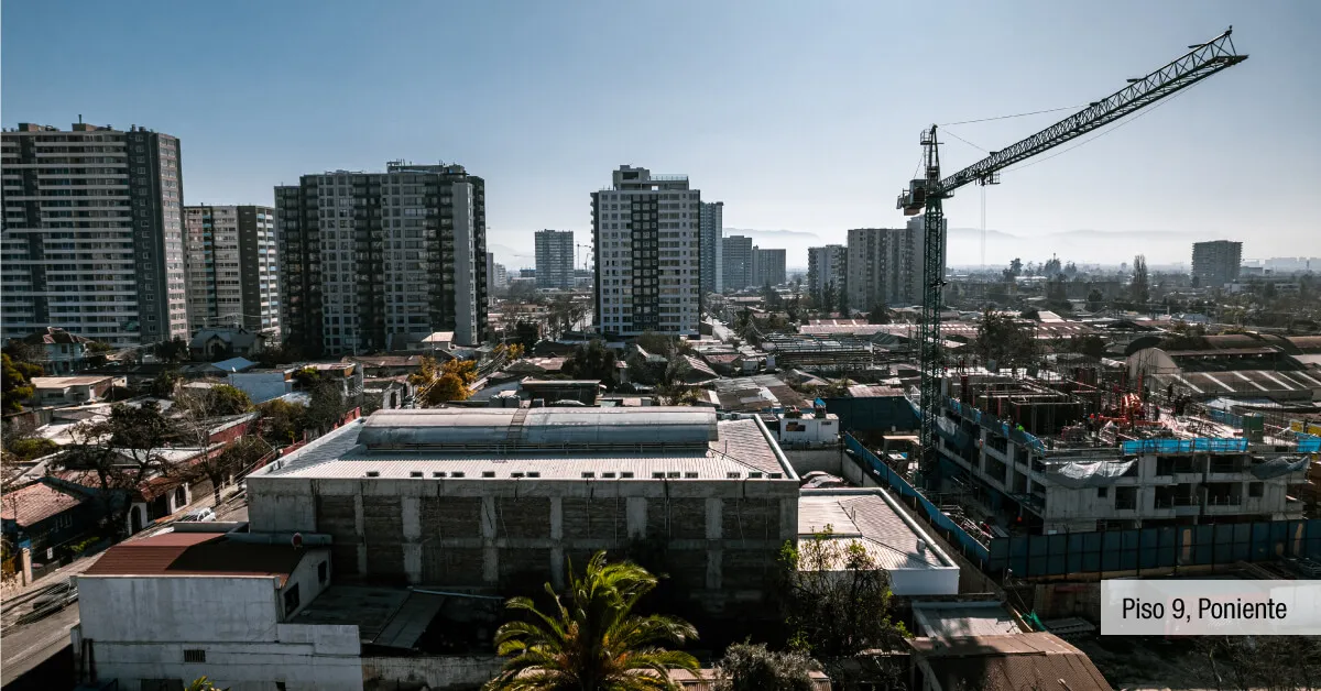 Vista poniente desde piso 9 de Edificio Briones Luco en La Cisterna, entorno residencial.