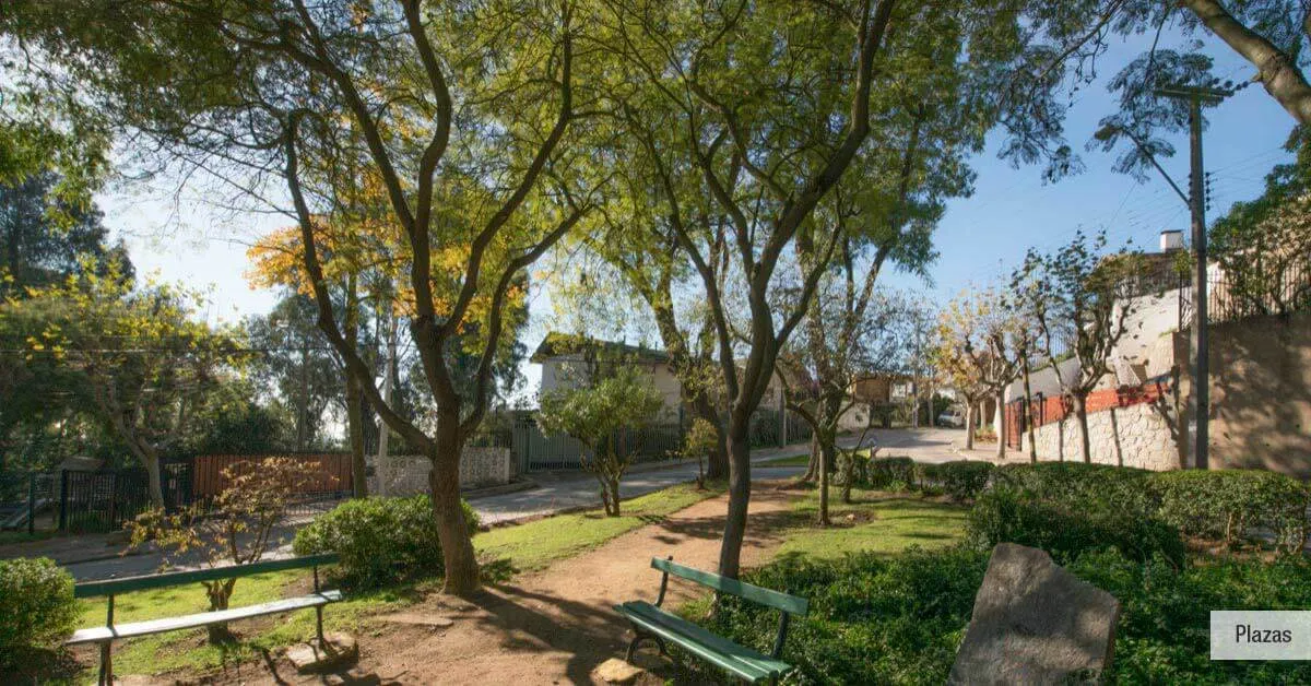 Tranquilas plazas con árboles y bancas en el entorno de Condominio Parque Marañón.