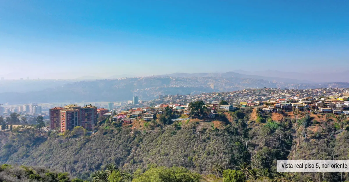 Hermosa vista nororiente desde el piso 5 de Condominio Alto Marañón 3 en Viña del Mar.