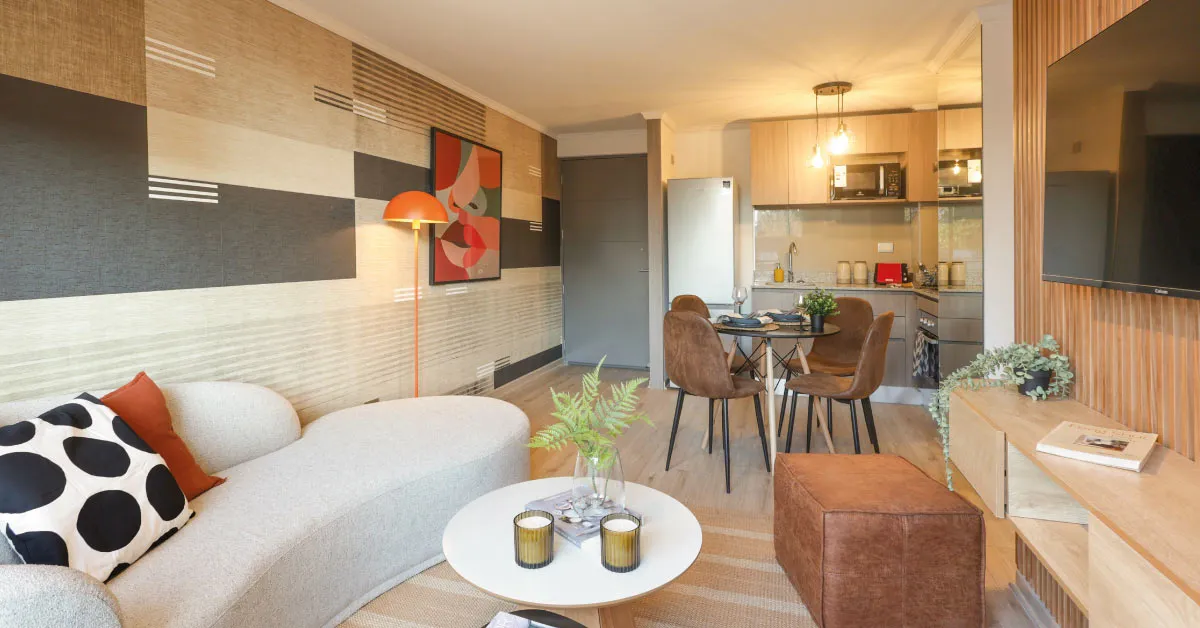 Living y cocina de Edificio Pedro de la Barra en Santiago Centro, mostrando piso SPC y muebles.
