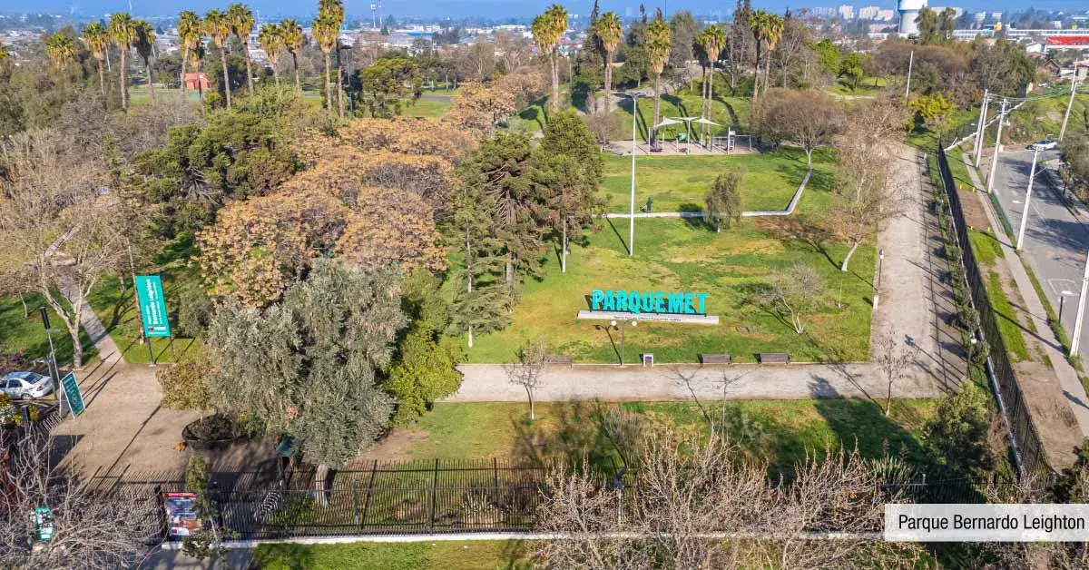 Parque Bernardo Leighton, extensas áreas verdes para recreación cerca de Condominio Francisco Zelada.