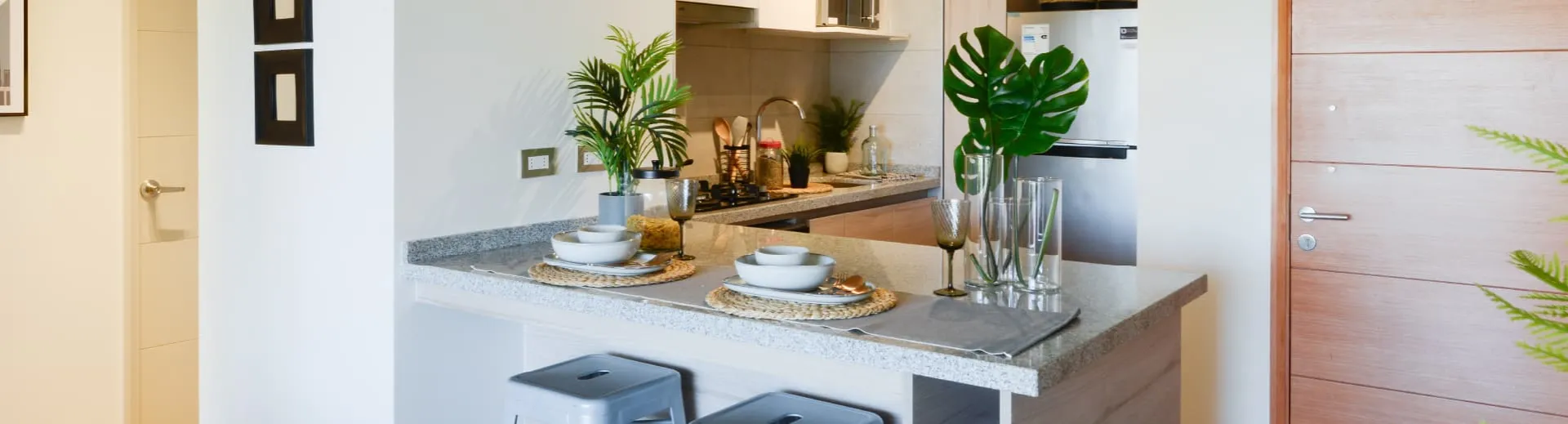 Cocina integrada con encimera a gas y piso vinílico en Condominio Alto Marañón 3.