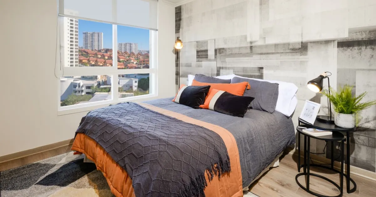 Amplio dormitorio principal en suite con piso vinílico en Condominio Alto Marañón 3.