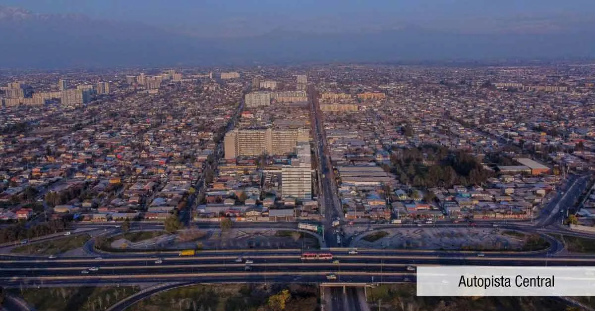 Vista panorámica de Autopista Central cerca a Condominio Parque del Sur en La Cisterna, mostrando excelente conectividad.