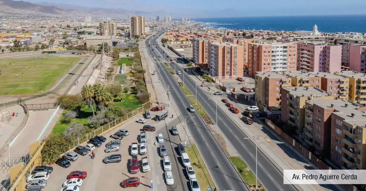 Vista de Av. Pedro Aguirre Cerda cercana a Condominio Trocadero en Antofagasta, destacando la conectividad vial.
