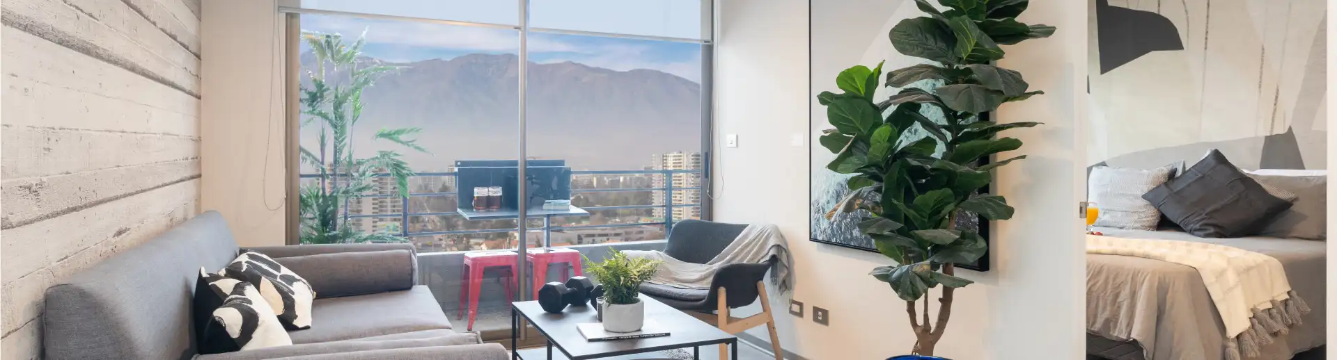 Amplio living comedor con piso vinílico SPC conectado a terraza en Edificio Lía Aguirre, La Florida.