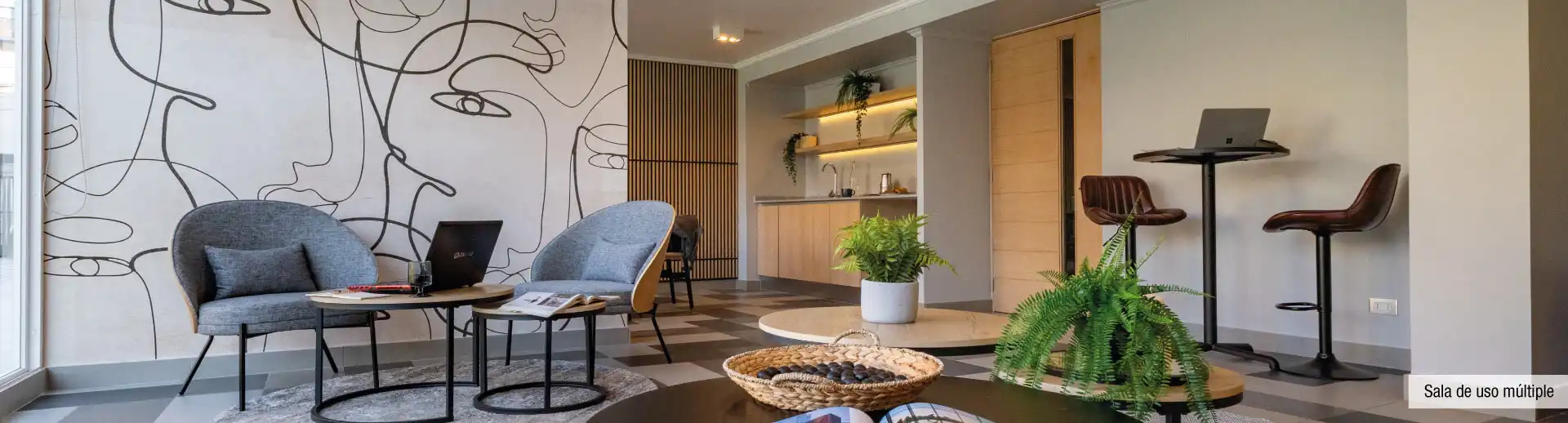 Amplia sala de uso múltiple en Edificio Briones Luco, La Cisterna, con elegante decoración.