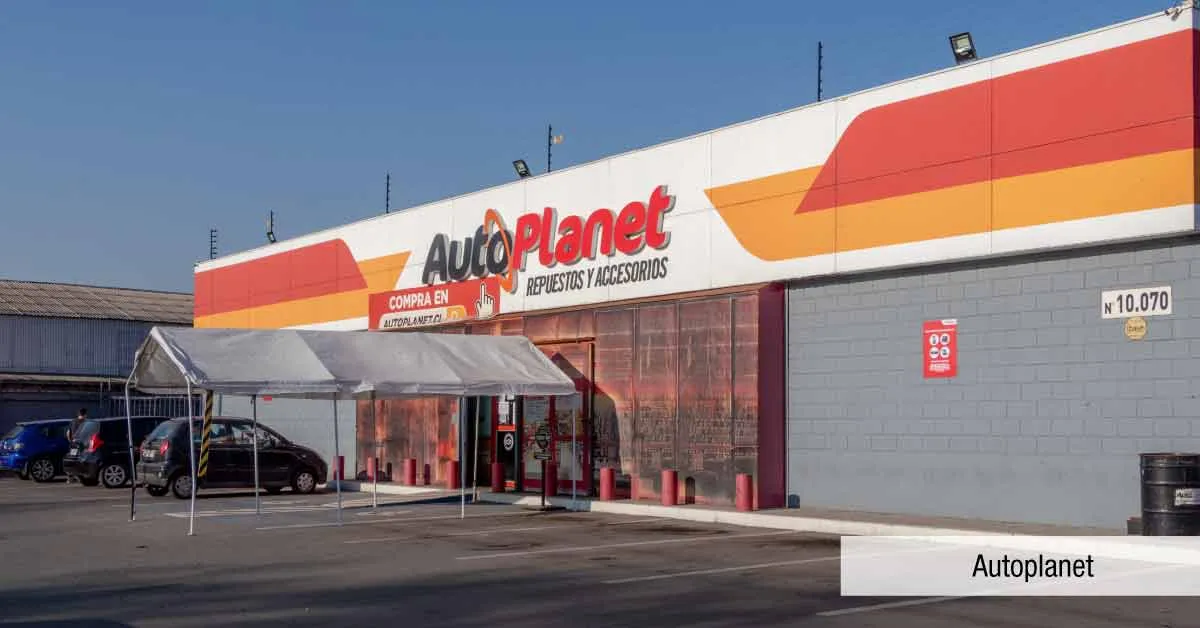 Tienda Autoplanet cercana a Condominio Parque del Sur en La Cisterna, destacando acceso a comercio automotriz.