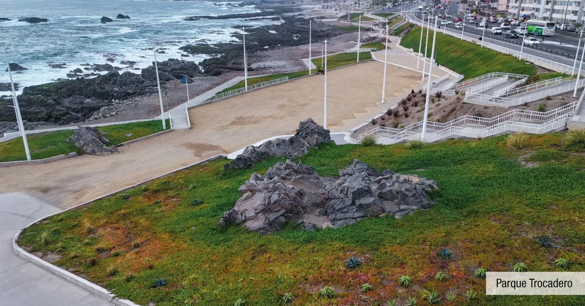 Áreas verdes de Parque Trocadero cerca a Condominio Trocadero en Antofagasta, mostrando senderos peatonales y roqueríos.