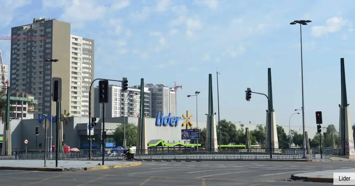 Supermercado Lider, amplia oferta de productos a pocos minutos de Condominio Francisco Zelada.
