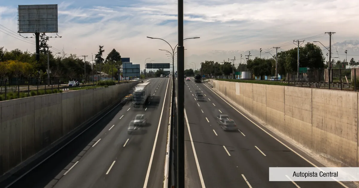 Autopista Central cerca de Edificio Briones Luco en La Cisterna, destacando conectividad vehicular.