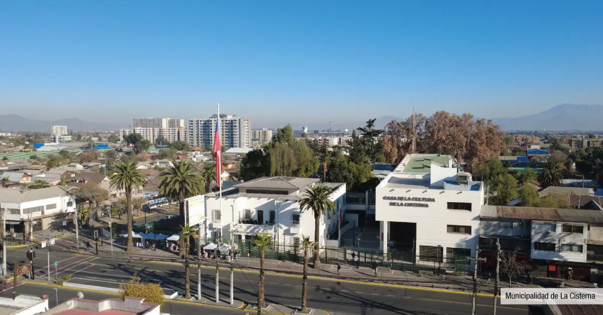 Municipalidad cercana a Edificio Santa Corina en La Cisterna, mostrando la Casa de la Cultura y servicios cívicos.