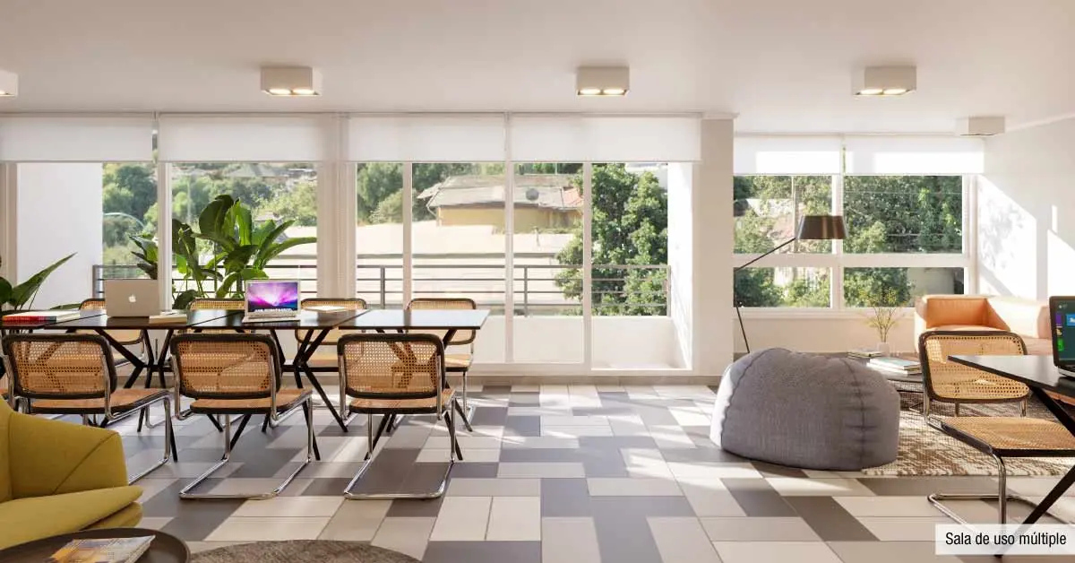 Cómoda sala de uso múltiple con sectores de estar en Edificio Álvarez Oriente, Viña del Mar.