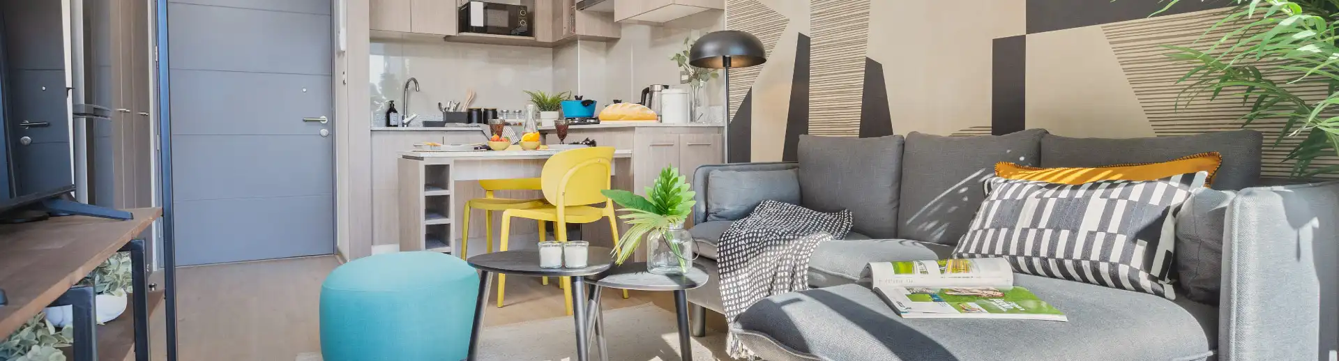 Cómodo living comedor en Edificio Briones Luco, La Cisterna, con elegante papel mural y piso SPC.